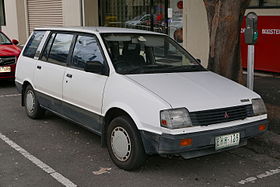 1990 Mitsubishi Nimbus (UC) GLX van (2015-07-16) 01.jpg